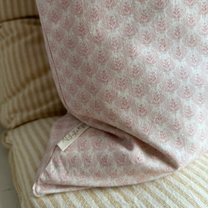 Tyynynpäällinen 50*50, vaaleanpunaiset kuviot