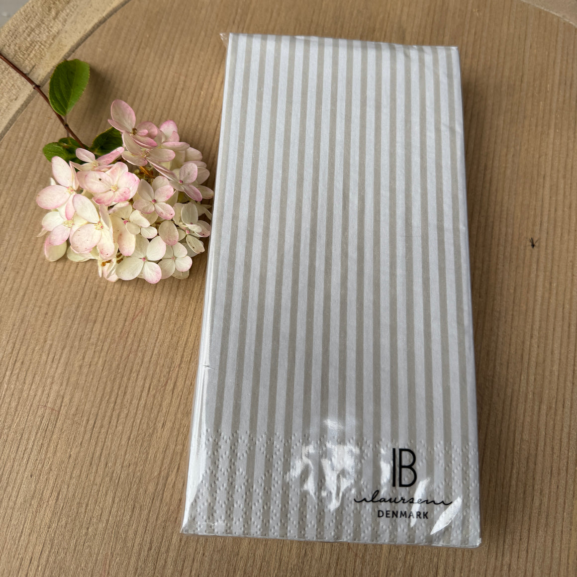 Paperiservetit, beigeraidalliset