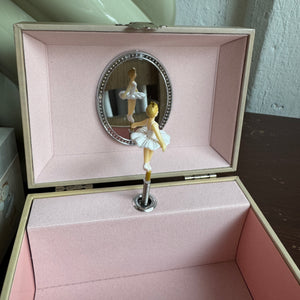 Soittorasia, ballerina