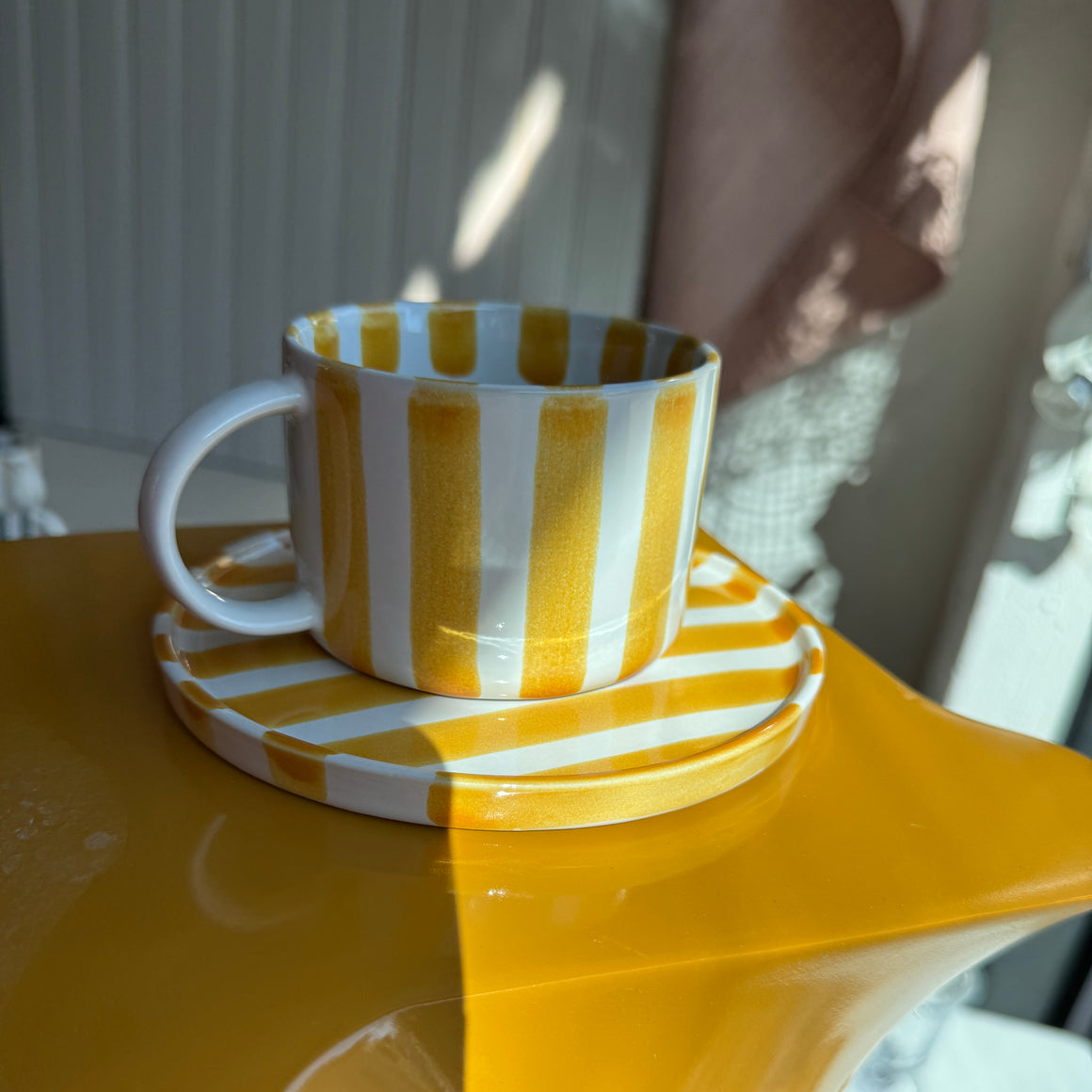 Monica kuppi ja lautanen, keltainen