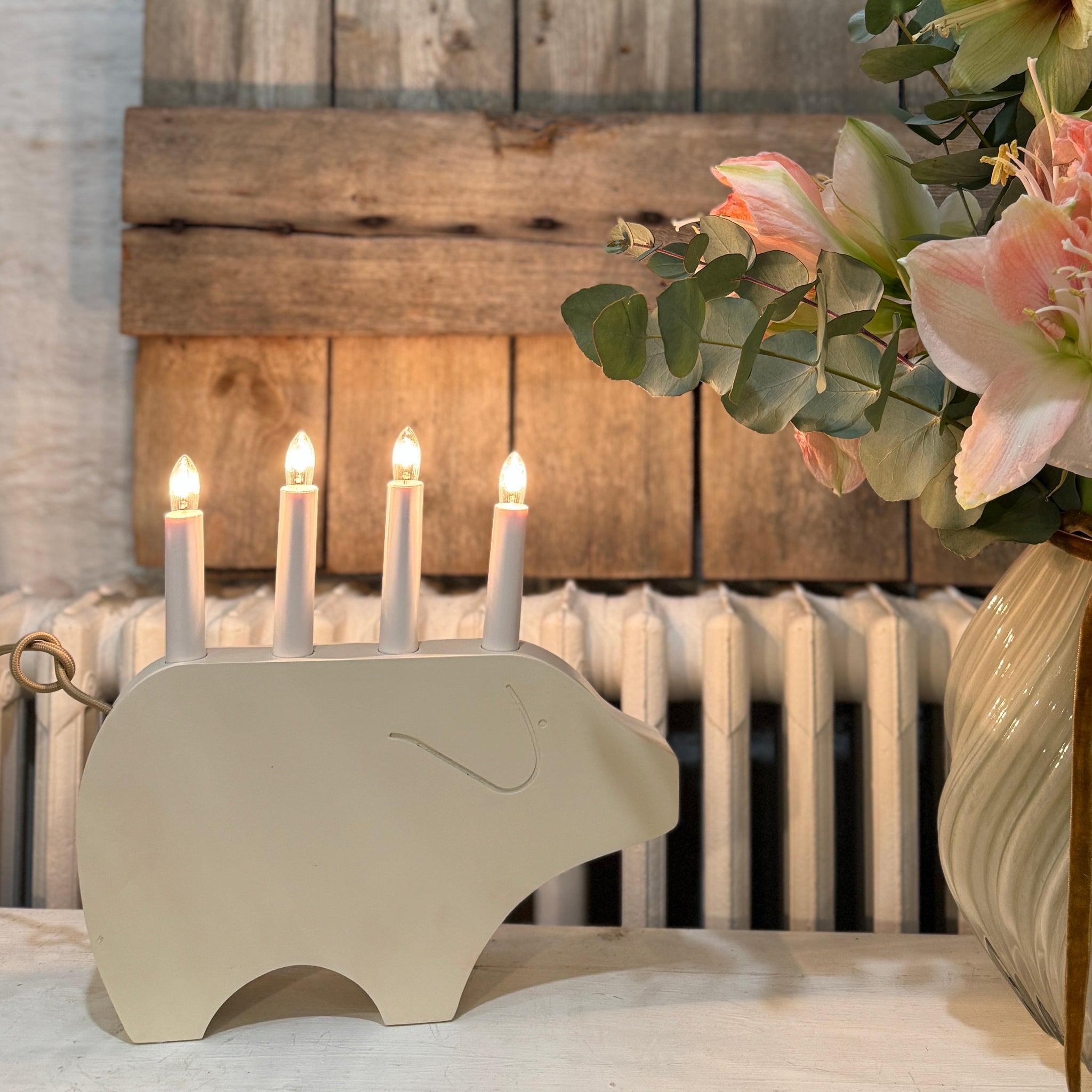 Kynttelikkö possu, kaksi väriä