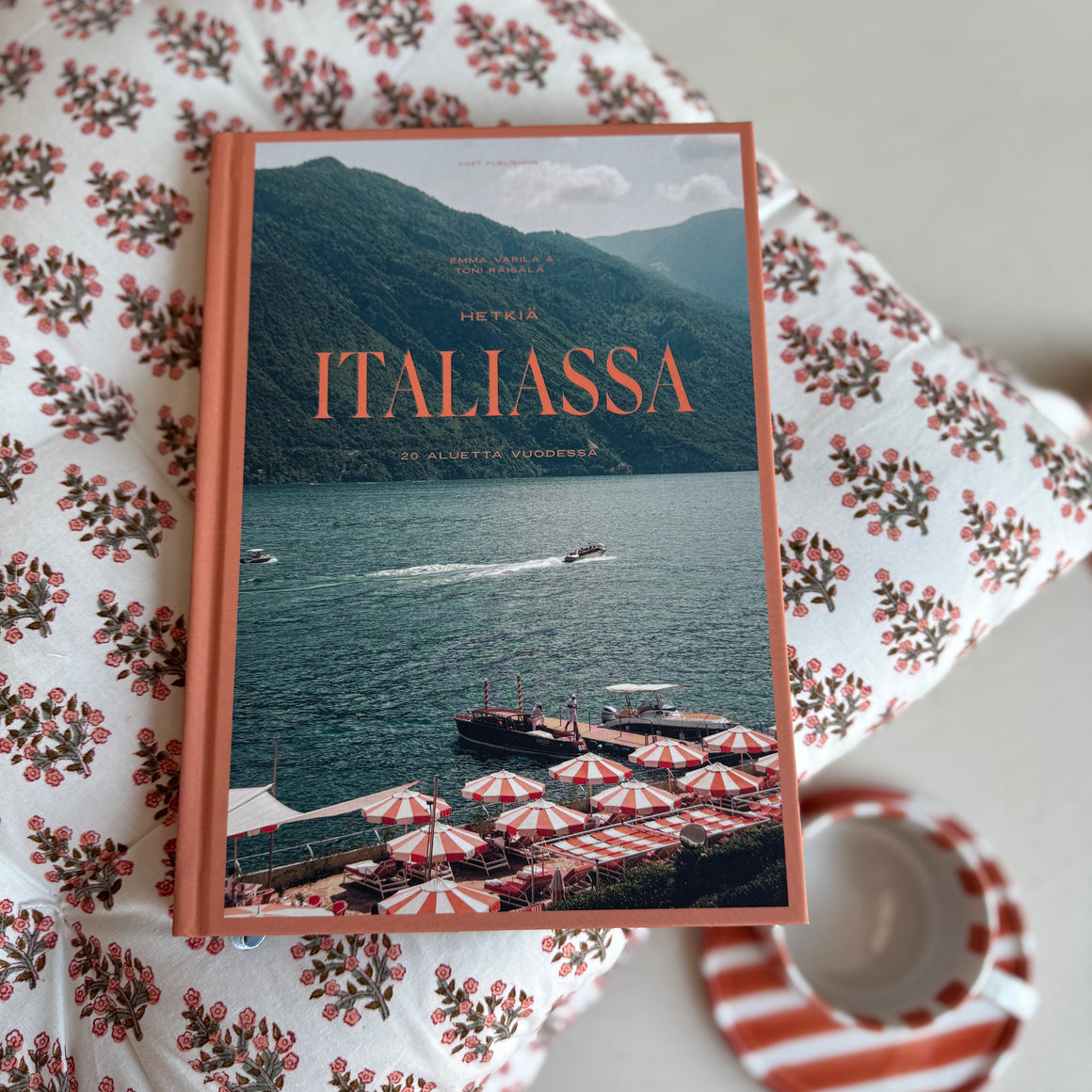 Kirja - Hetkiä Italiassa 20 aluetta vuodessa