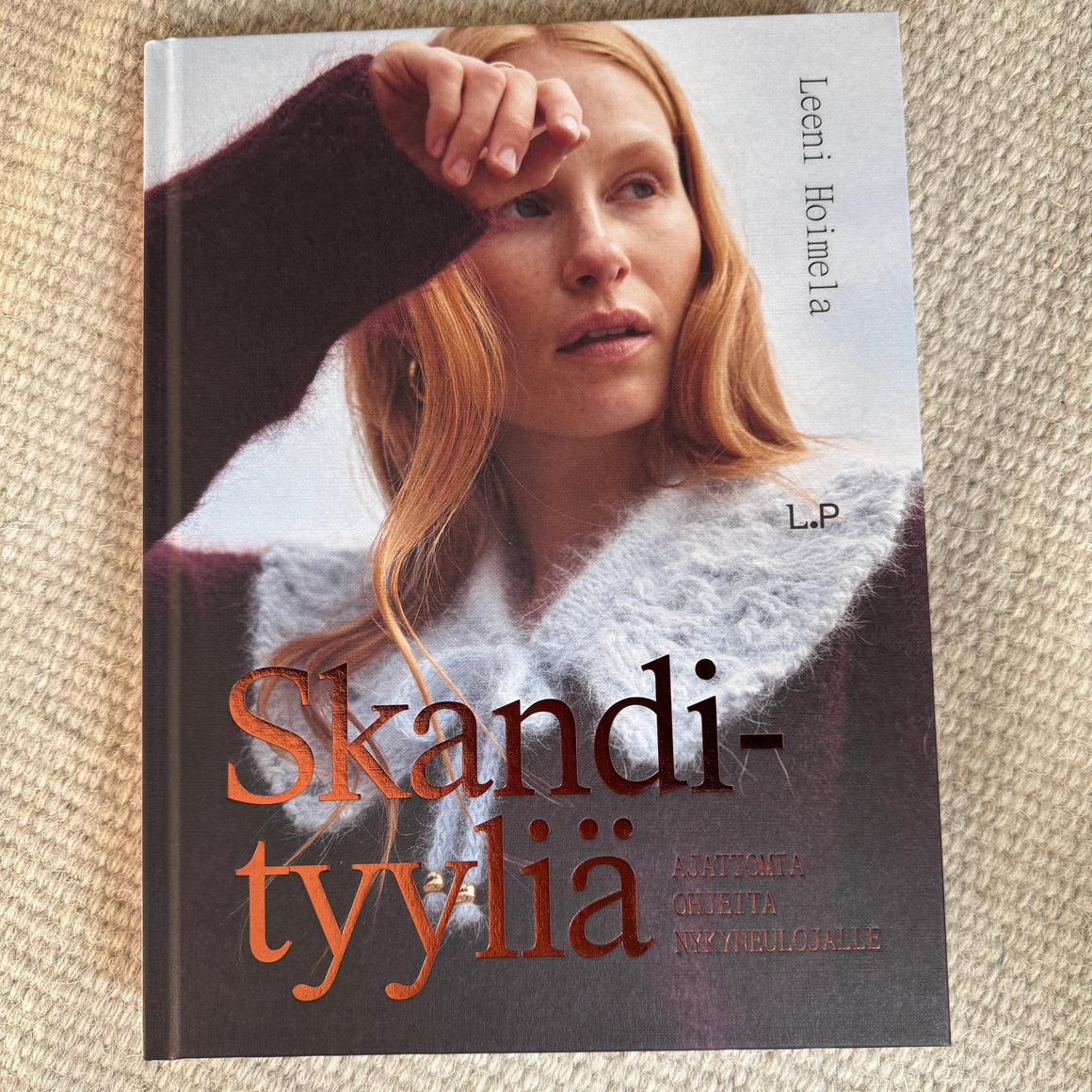 Skandityyliä - ajattomia ohjeita nykyneulojalle, Leeni Hoimela