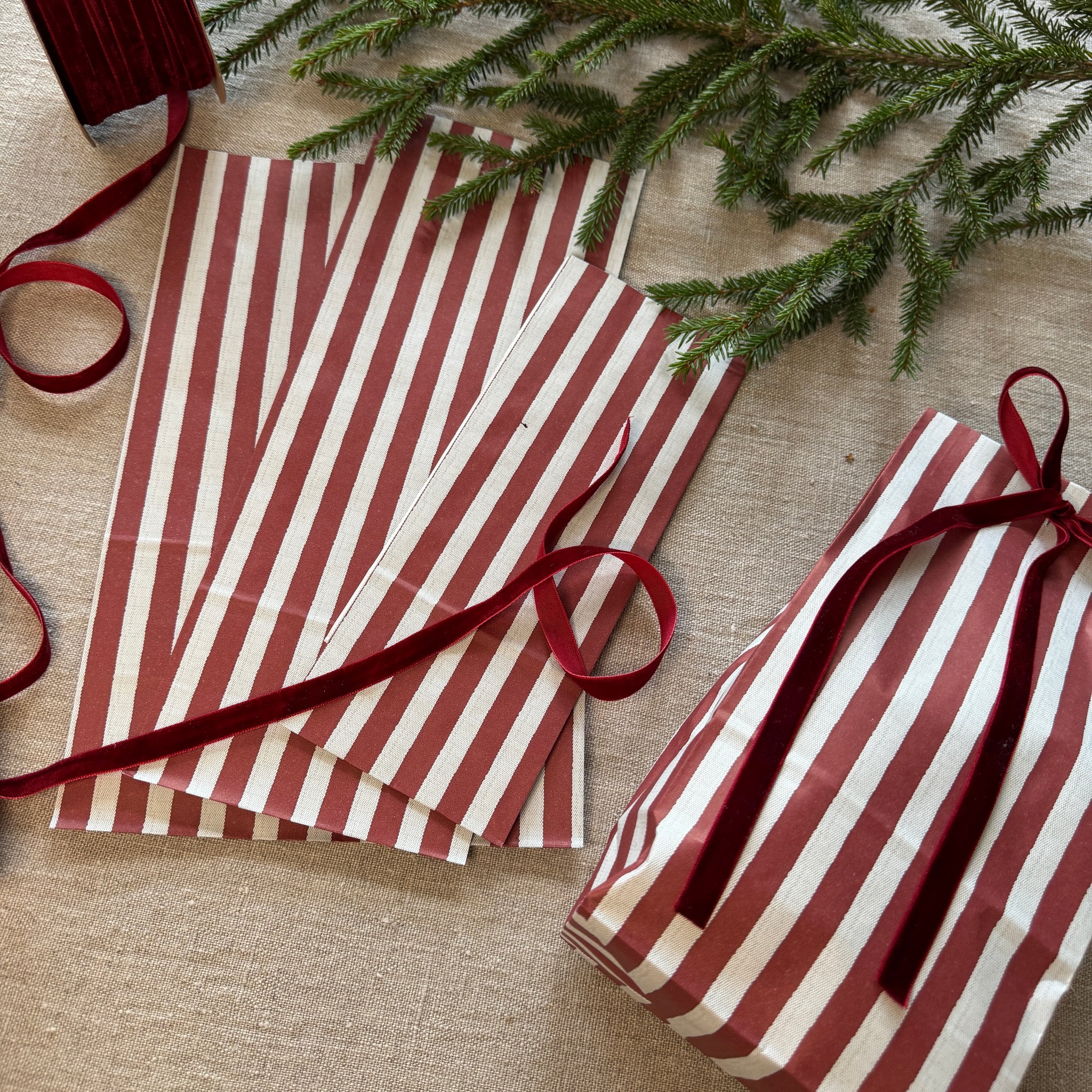 Lahjapussi punaraidat, kolme kokoa