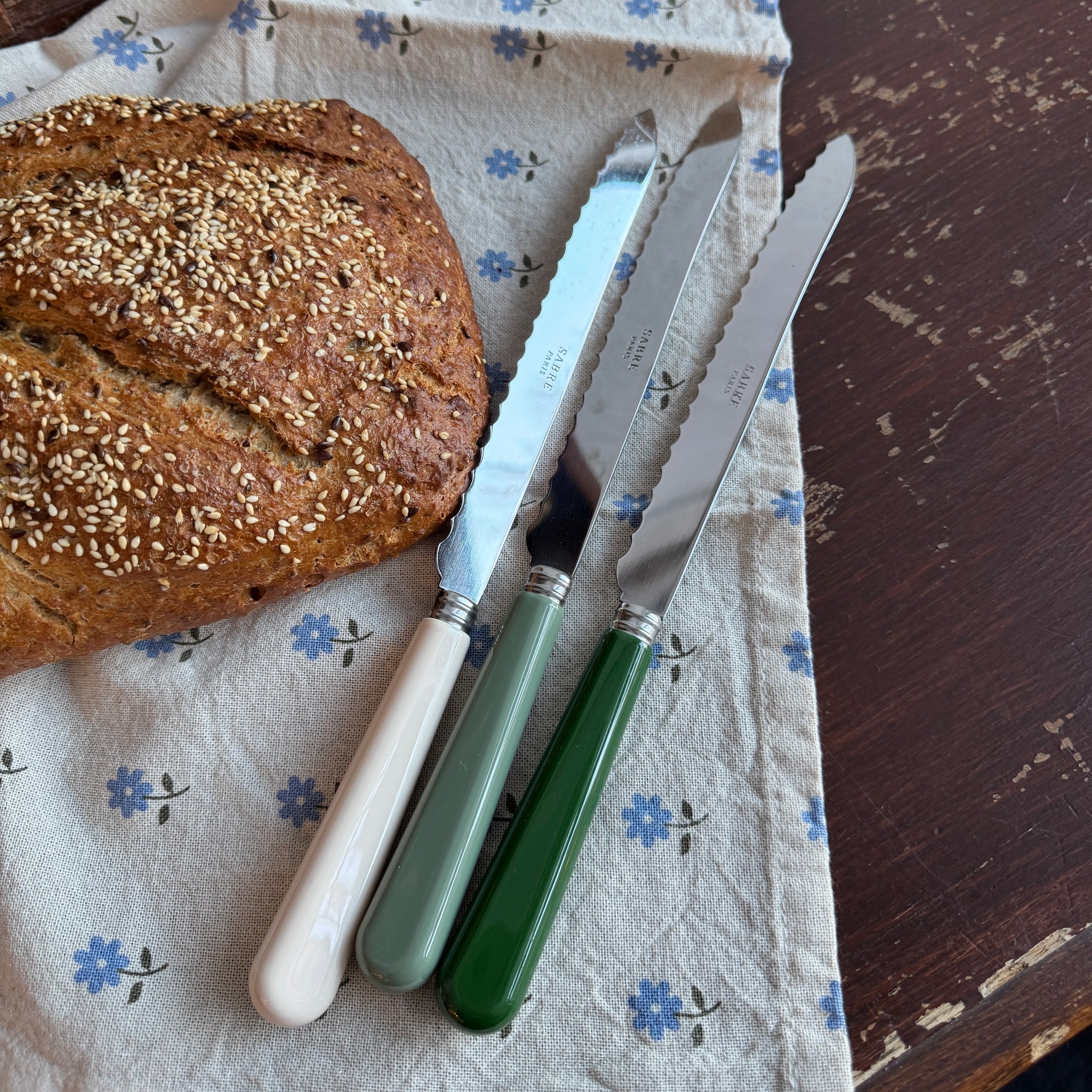 Leipäveitsi, eri värejä