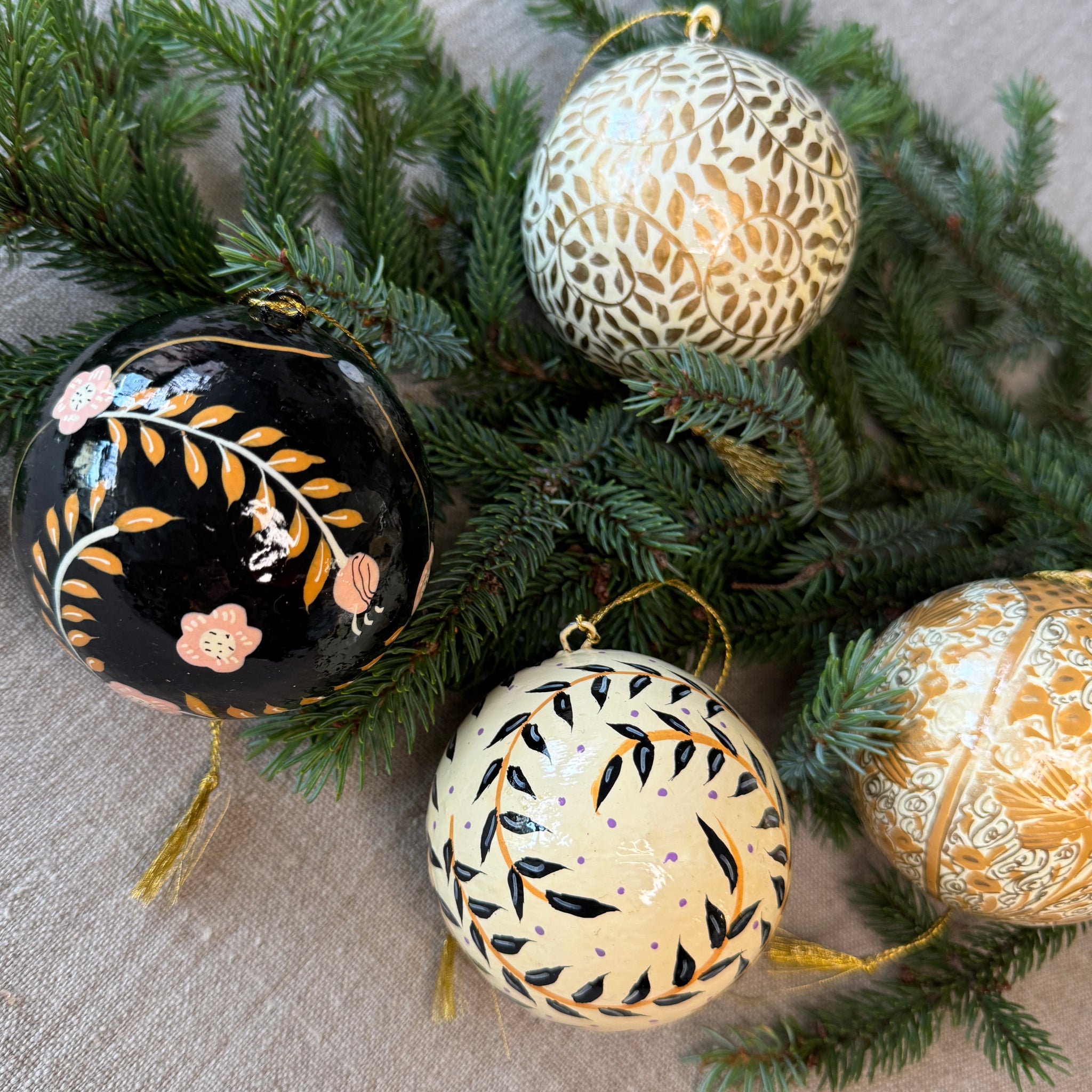 Joulupallot 4 kpl, musta-kulta