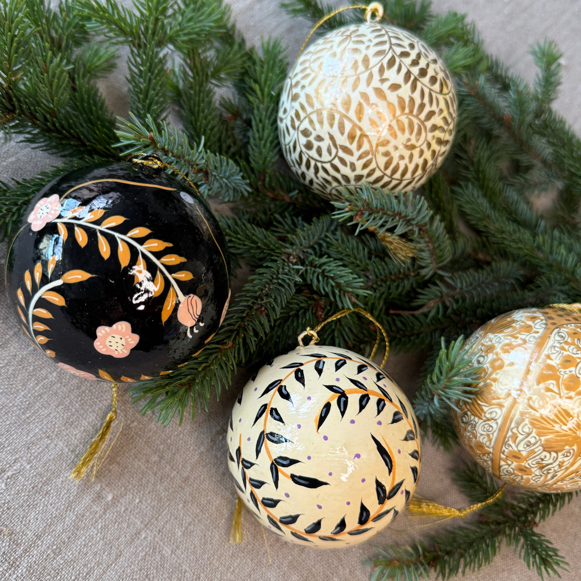 Joulupallot 4 kpl, musta-kulta