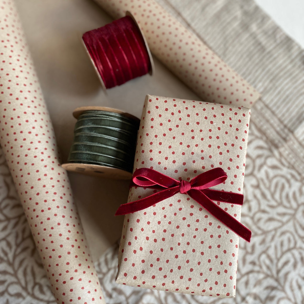 Samettinauha 10 m, eri väriä