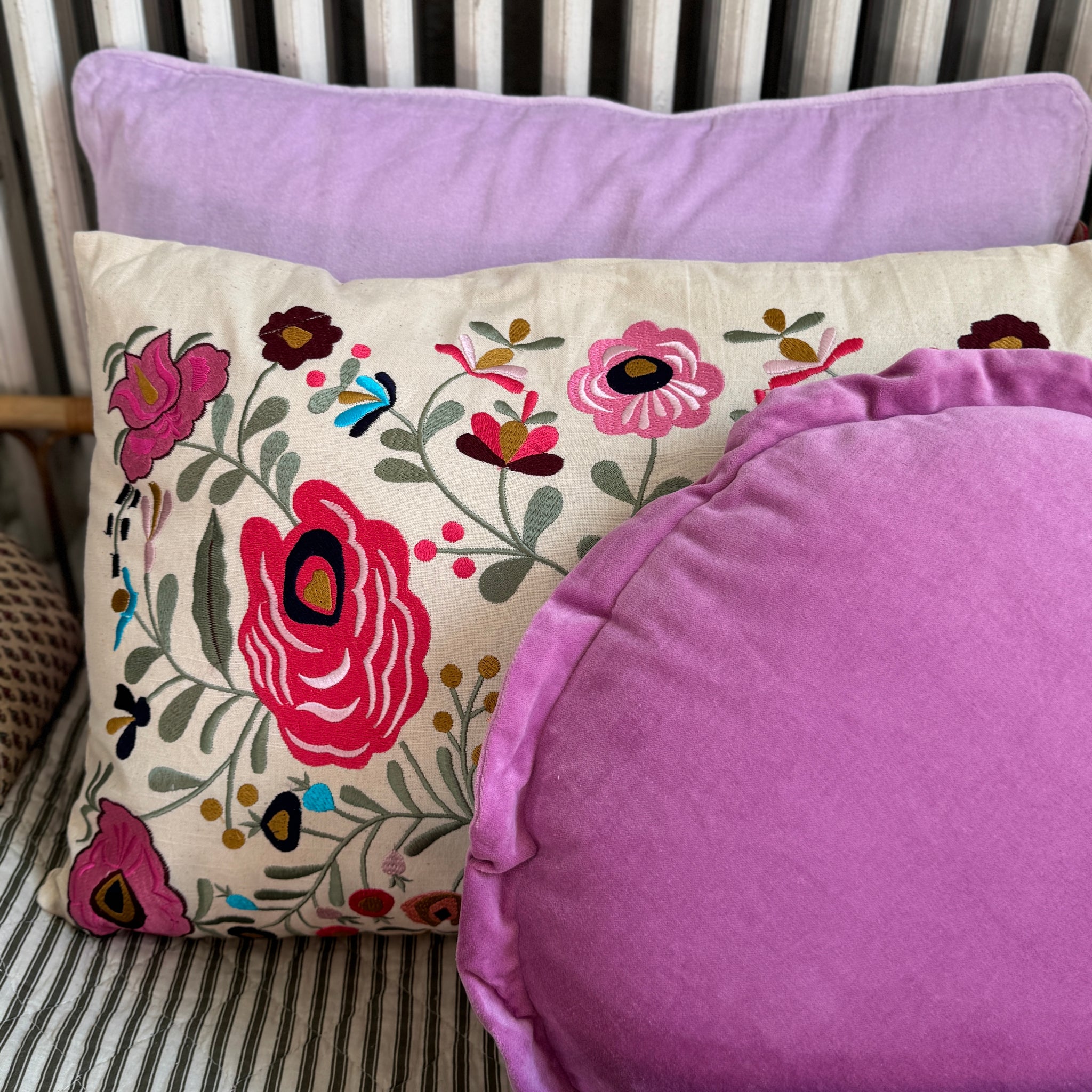 Samettityyny pyöreä, Purple