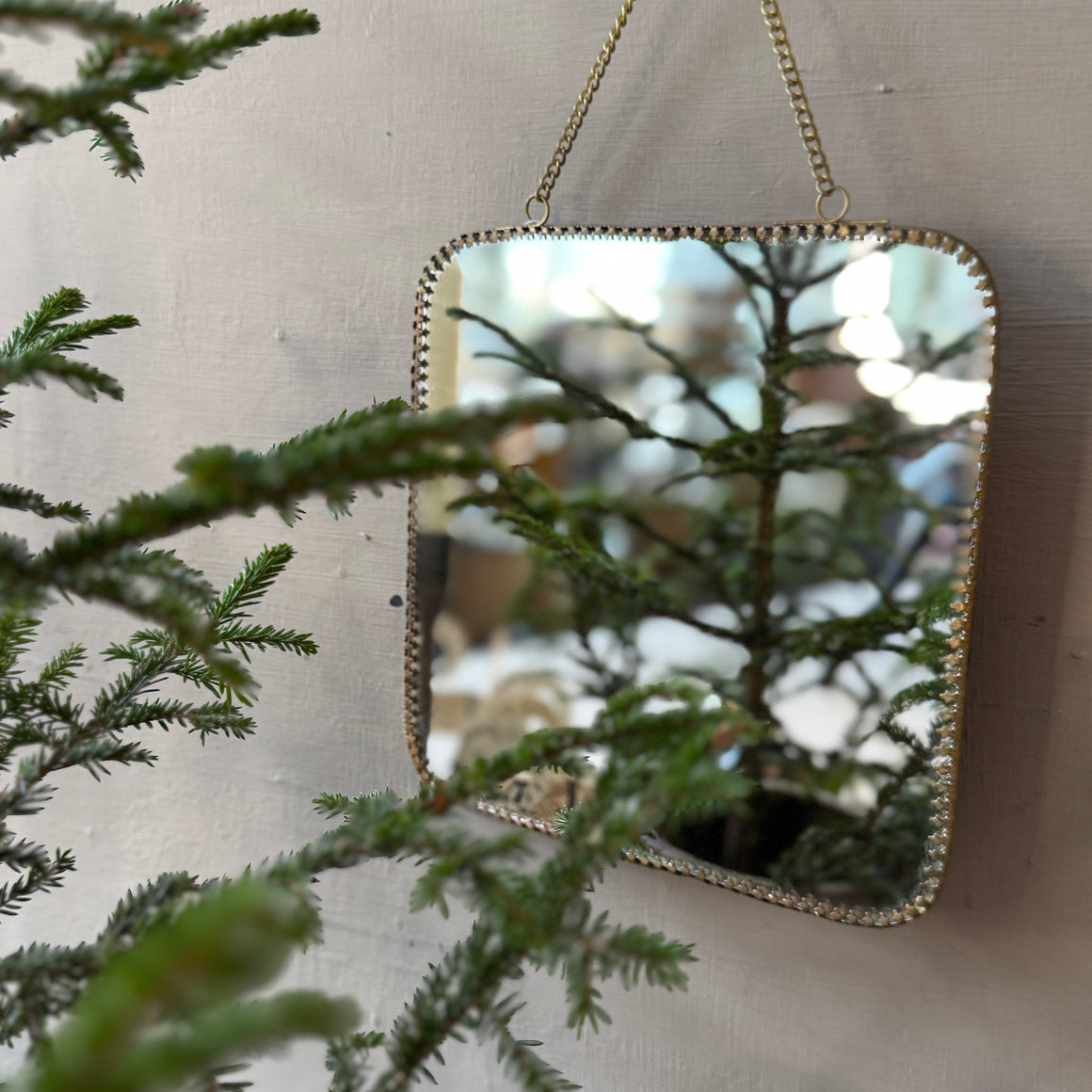 Peili messinkireunoin