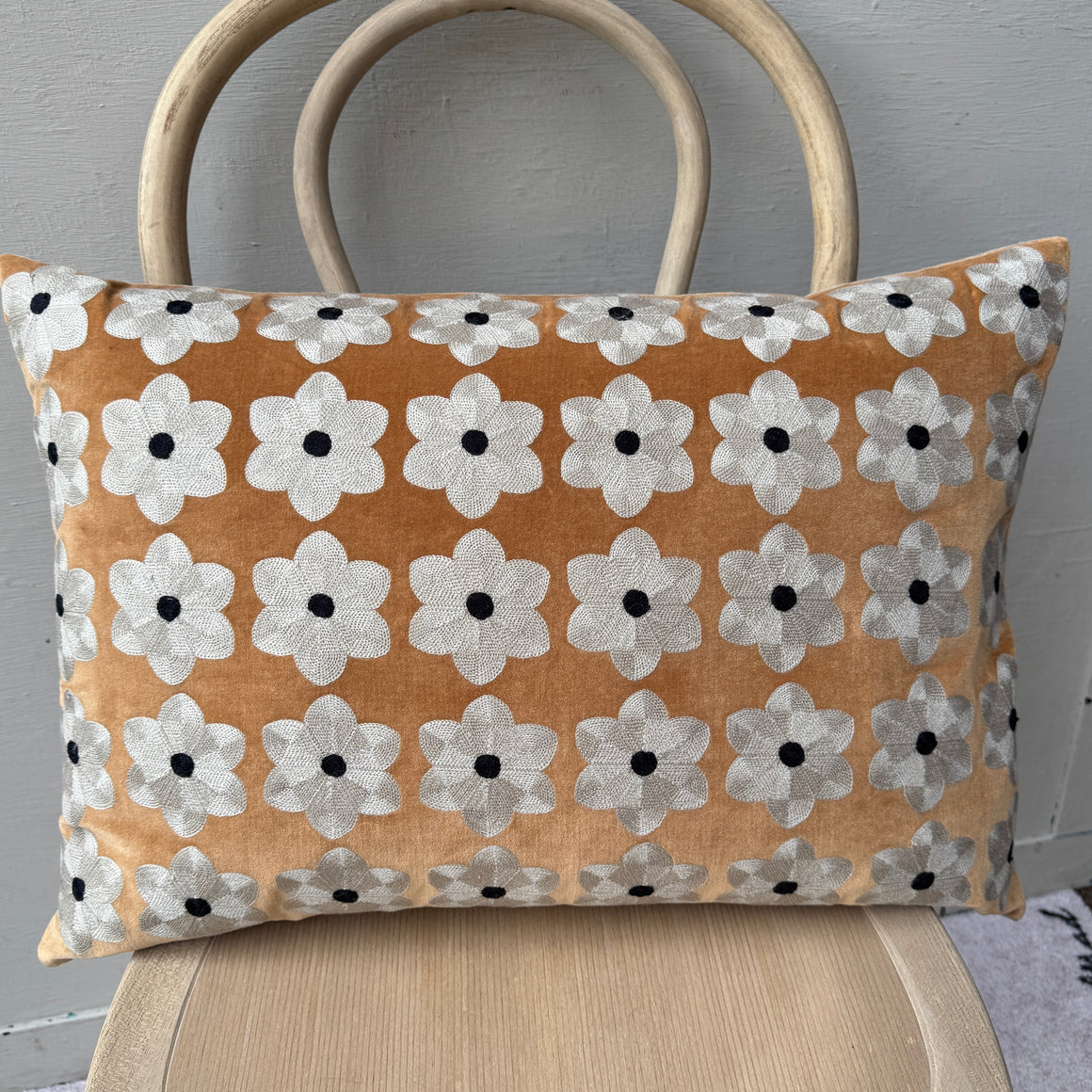 Tyynynpäällinen 40*60, kukat kuparinruskea
