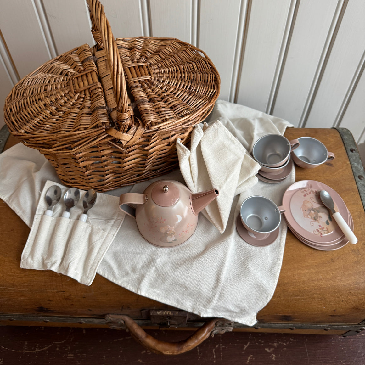 Piknik-kori astiastolla